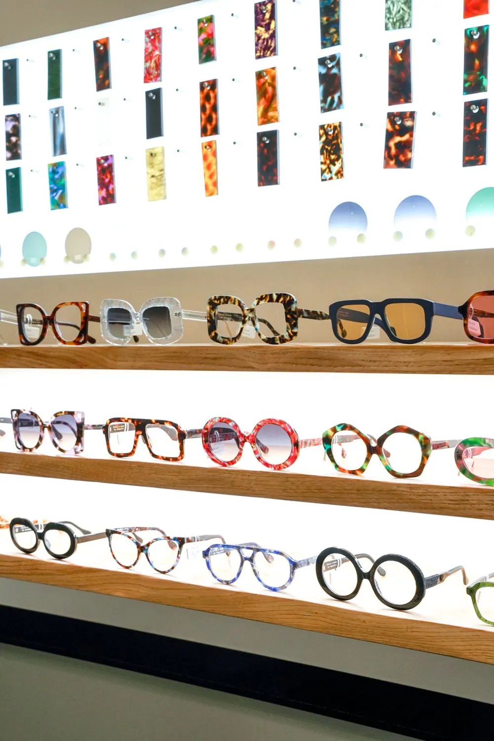 La parete retroilluminata delle lastre di acetato in bottega
