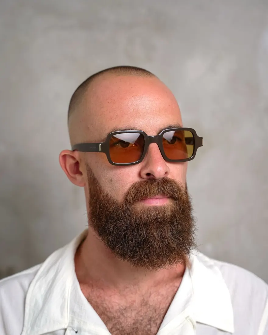 Uomo con occhiale da sole squadrato marrone