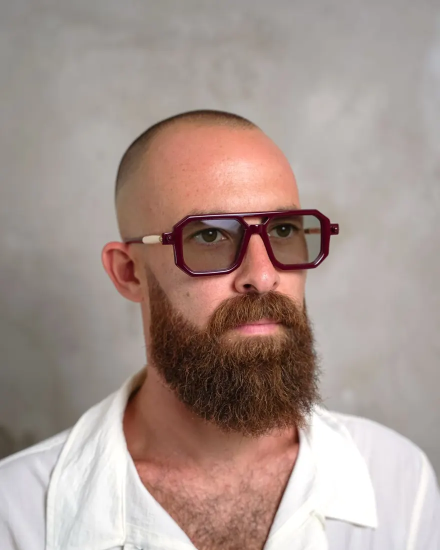 Uomo con occhiale a doppio ponte bordeaux