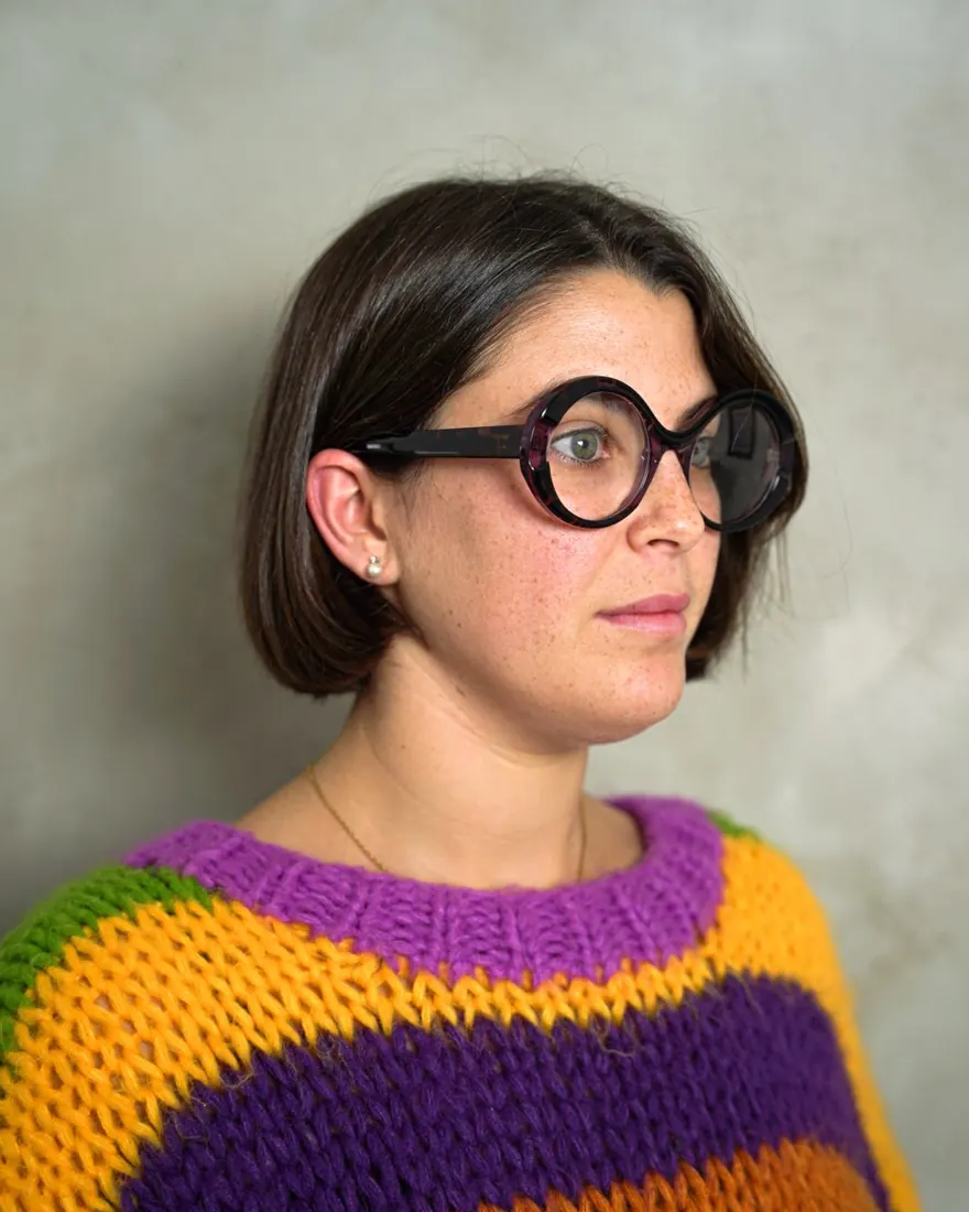 Donna con occhiale tondo viola