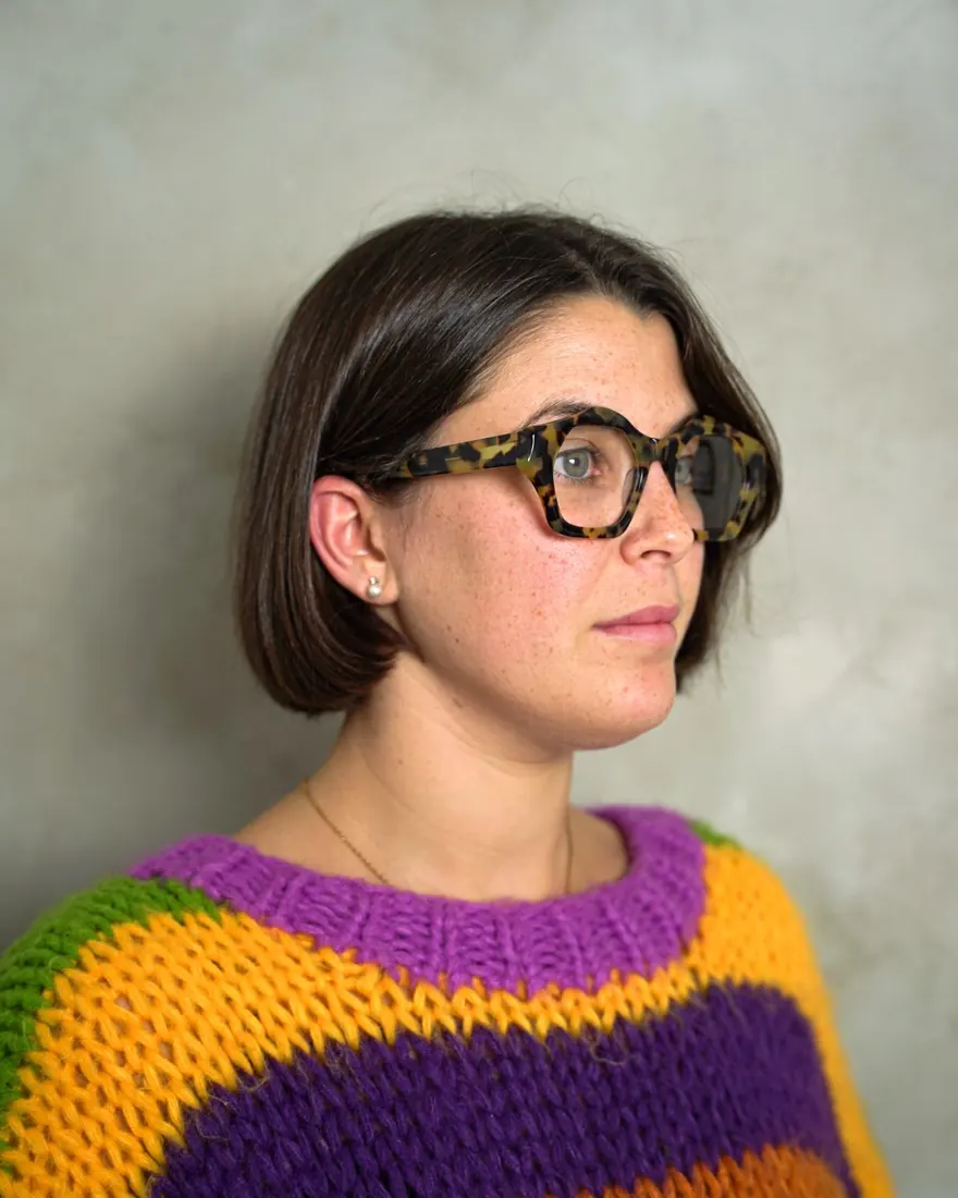 Donna con occhiale in acetato tartarugato