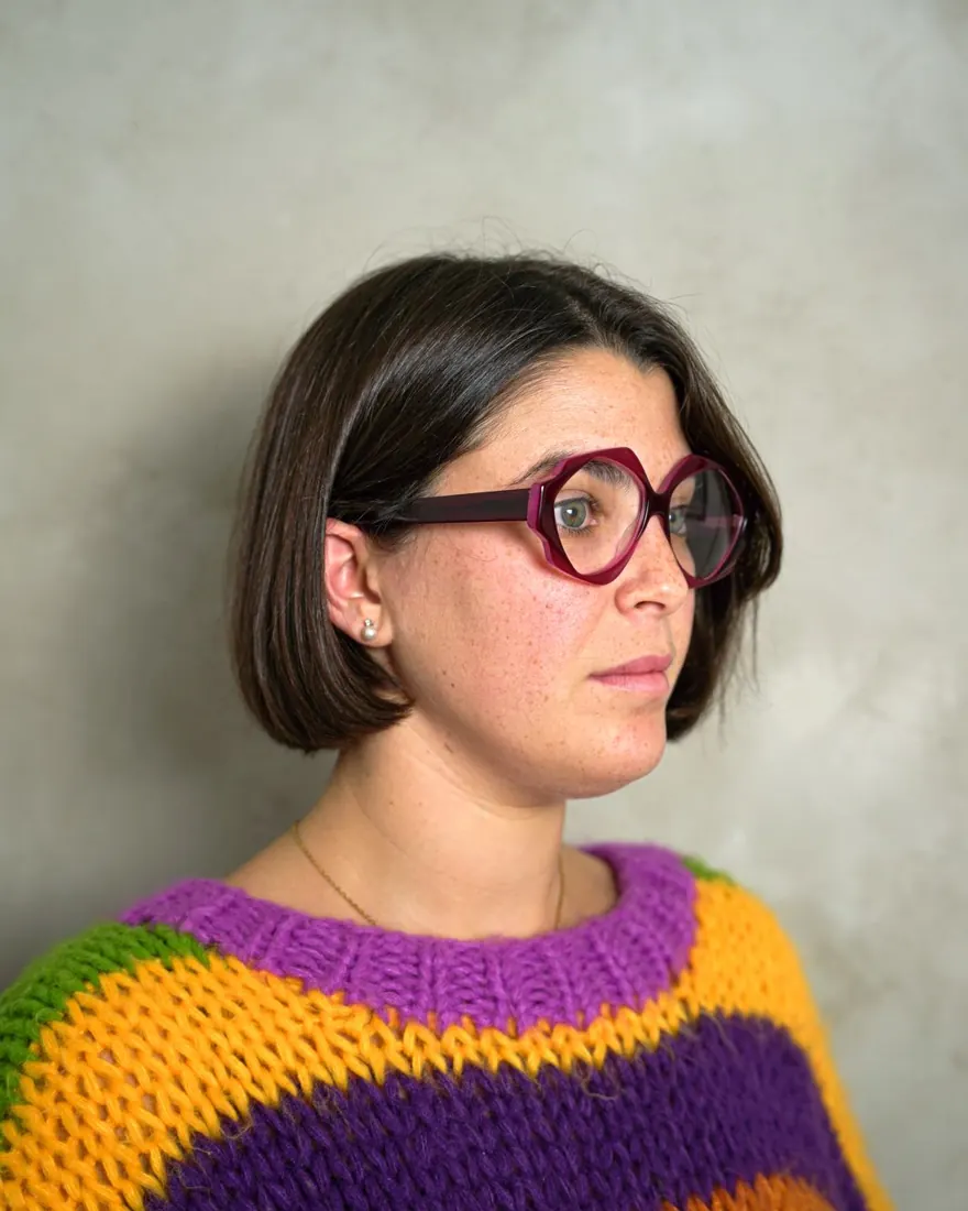 Donna con occhiale bordeaux sfaccettato